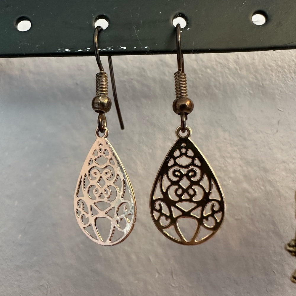 🛍️ 5 for $25 🛍️ Rose gold mandala dangly earrings